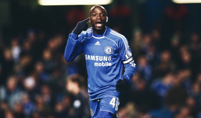 Hình ảnh Claude Makelele đang thi đấu, minh họa cho "vai trò Makelele" - một tiền vệ phòng ngự xuất sắc, người định nghĩa lại vị trí này trong bóng đá hiện đại.